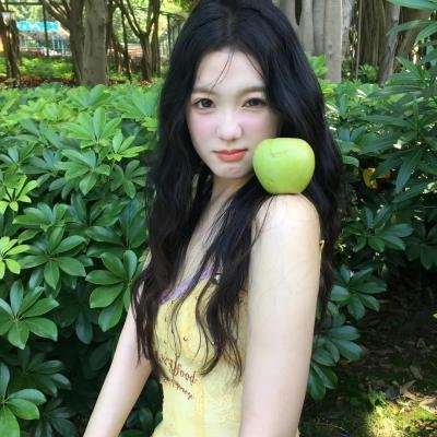 美食广场里的女高中生们在说啥